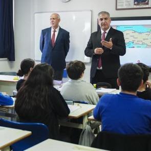 Baba, oğul, kız ve gelini aynı okulda öğretmenlik yapıyor