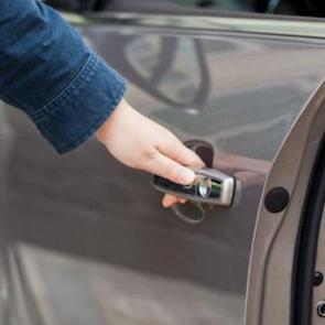 BMW'nin lüks özelliği pahalıya patladı! Kapıya sıkışan parmağı için rekor tazminat