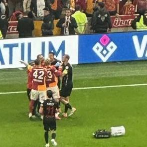 Galatasaray - Gen&ccedil;lerbirliği ma&ccedil;ında gerginlik! Saha bir anda karıştı