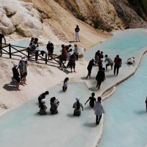 Karadeniz&rsquo;in Pamukkalesi! Turkuaz rengiyle ilgi topluyor