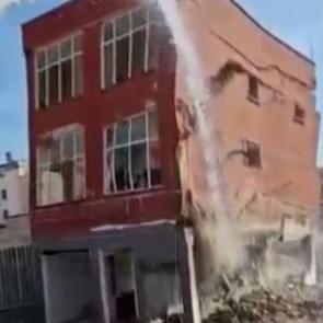 Kırıcı yere vurdu, 2 katlı bina titreşimle çöktü!