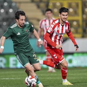 Kritik ma&ccedil;ı kazanıp liderle farkı 1'e indirdiler!