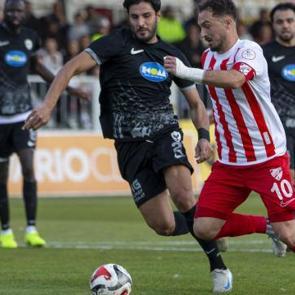 Liderlik m&uuml;cadelesi veren takım &ouml;ne ge&ccedil;tiği ma&ccedil;ta hezimete uğradı!