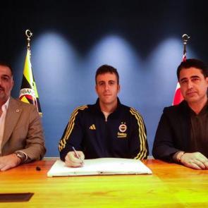 Resmi imzalar atıldı! Fenerbah&ccedil;e'de 2 yıllık s&ouml;zleşme