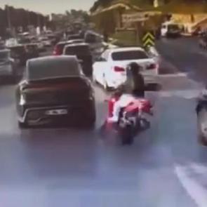 Maltepe'de motosiklet otomobile çarptı