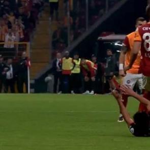 Rams Park'ta &ccedil;ifte kırmızı kart! İki takım da 10 kişi kaldı