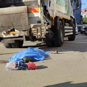 Sinop Belediyesi &ccedil;&ouml;p kamyonu &ouml;n&uuml;nden ge&ccedil;en yaşlı kadını ezdi