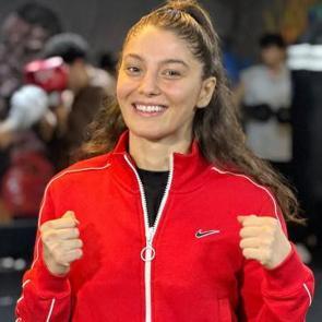 Survivor'la el sıkışan Seren Ay &Ccedil;etin kimdir? Acun'la imzaları attı!