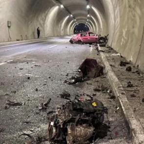 T&uuml;nelde feci kaza! Hız kadranı 200&rsquo;de takılı kaldı