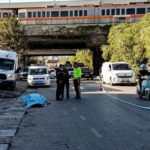 Yolun karşısına geçmek isterken otomobilin çarptığı yaya öldü