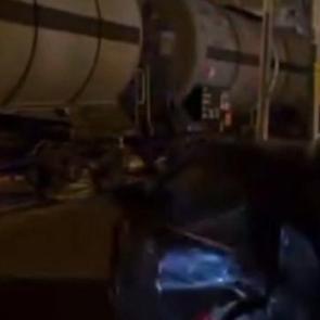 Yük treni, hemzemin geçitte otomobile çarptı; sürücü kaçtı