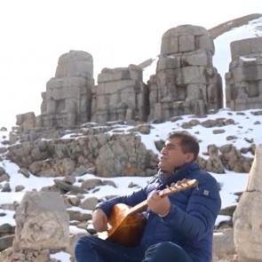 T&uuml;rk&uuml;c&uuml; Aydın Aydın, yapay zekaya karşı sazını par&ccedil;aladı! "Emeğimizi bir tıkla &ccedil;aldın" 