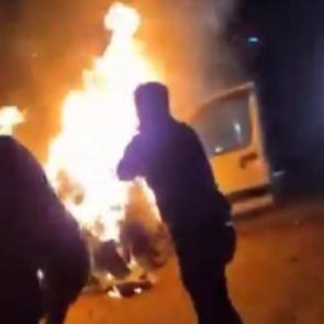 Alev alan ara&ccedil;taki 5 kişiyi kurtardı! Bakandan tebrik mesajı