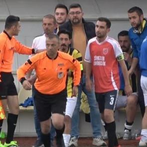 Amat&ouml;r ma&ccedil;ta futbolcunun dili boğazına ka&ccedil;tı: Hakem can kurtardı