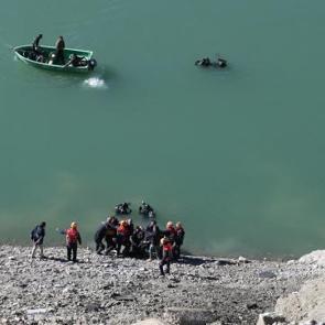 Baraj g&ouml;l&uuml;ne ara&ccedil; u&ccedil;tu! 2 &ouml;l&uuml;, 1 kişi aranıyor