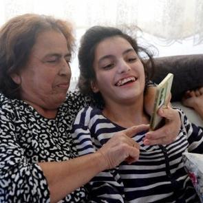 Vefası imrendirdi! Torununa 11 yıldır g&ouml;z&uuml; gibi bakıyor