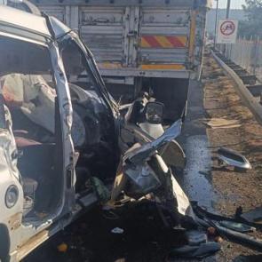 Feci kaza: Park halindeki kamyona çarptı: 3 kişi hayatını kaybetti