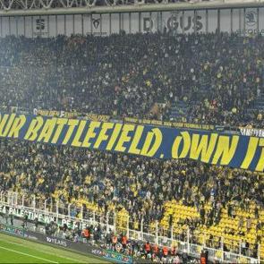 Fenerbah&ccedil;e taraftarından futbolculara Galatasaray mesajı! Trib&uuml;nde g&uuml;ndem olan pankart