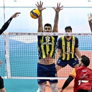 Galatasaray derbide Fenerbah&ccedil;e'yi devirdi