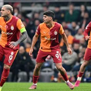 Gen&ccedil; yıldızın talihsiz anı! Kırmızı kart g&ouml;rd&uuml;, herkes alkışladı