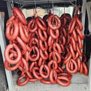 Hatay'da menşei belirsiz kilolarca sucuğa el konuldu