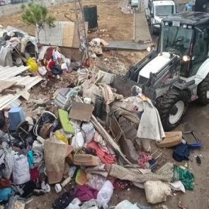 Mersin'de bir evden 10 kamyon çöp çıkarıldı! Ekipler şoke oldu