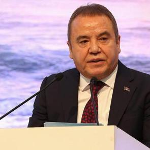 Muhittin Böcek 'acil olarak' hastaneye götürüldü