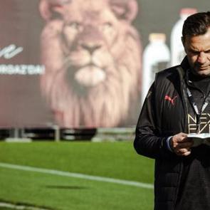 Okan Buruk sert y&uuml;z&uuml;n&uuml; g&ouml;sterdi: 3 futbolcunun biletini kesti