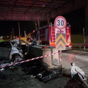Otomobil gişelere saplandı: Gen&ccedil; doktordan acı haber!