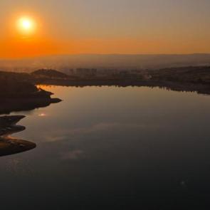 Şehir merkezine birkaç kilometre uzaklıkta: Gün batımı manzarasıyla büyülüyor!