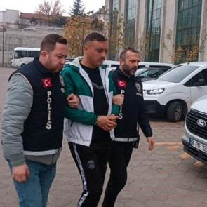 Ağabeyini 'kanepe' kavgasında bıçaklayan şüpheli tutuklandı