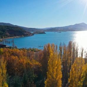 Sonbahar renkleriyle harmanlandı: Hazar Gölü’nden manzaralar