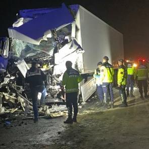 TIR, emniyet şeridinde park halindeki otobüse çarptı: Çok sayıda yaralı var!