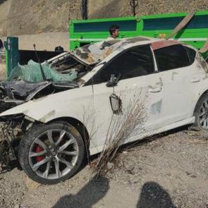 3 gence mezar olan otomobil sudan çıkarıldı