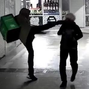 Rusya'da kan donduran anlar! Kurye, yaşlı kadının yüzüne böyle tekme attı