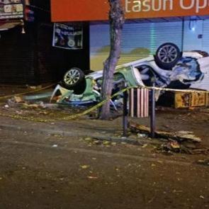 Diyarbakır&rsquo;da otomobil takla attı: 1 &ouml;l&uuml;, 1 yaralı