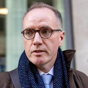 İngiltere'de Hughes istifa etti