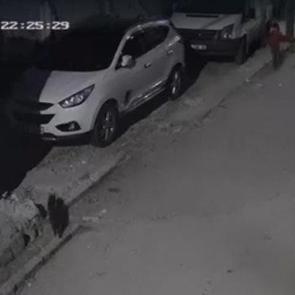 Adana'da kan donduran anlar! 8 yaşındaki kızının başını arabaya vurup yere fırlattı