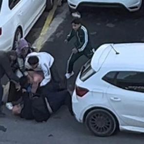 Adliye önü boks ringine döndü: İki aile yumruk yumruğa kavga etti