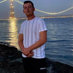 Ağaca çarpan otomobilin sürücüsü öldü