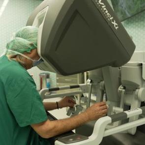 Ameliyatlarda yeni dönem! Neşterin yerini robot kolları alıyor