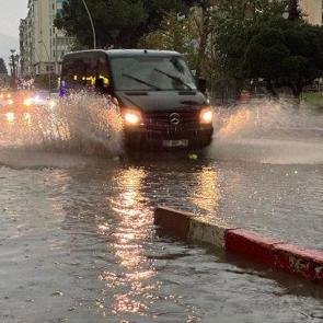 Antalya ve ilçelerinde sağanak etkili oldu 