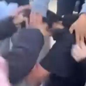 Antalya'da ilkokul bahçesinde akranları kız öğrenciyi acımasızca darbetti