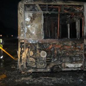 Arnavutköy'de İETT otobüsü alevlere teslim: Kısa sürede küle döndü