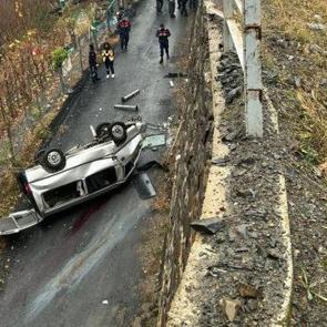 Artvin'de kahreden kaza! Virajda kontrolünü kaybedip refüjden uçtu: 3 ölü