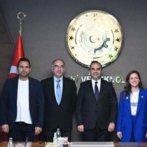 Bakan Kacır'dan Türk akademisyenlerin uluslararası başarısına övgü