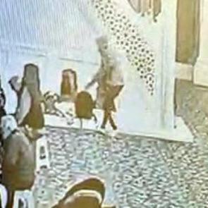 Camide 'pes artık' dedirten hırsızlık! Cemaat secdedeyken &ccedil;antaları &ccedil;aldı