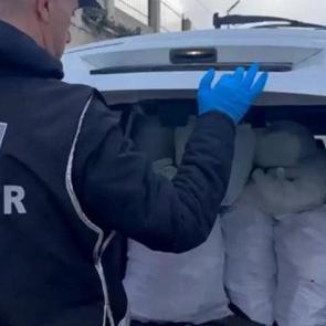 Çekicinin üzerindeki araçtan cephanelik çıktı