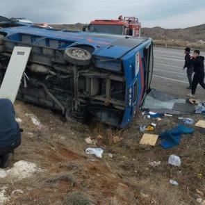 Cezaevi nakil aracı devrildi: 5 kişi yaralandı!