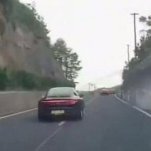 Çin'de motosikletliye çarpan sürücü plakasını değiştirdi